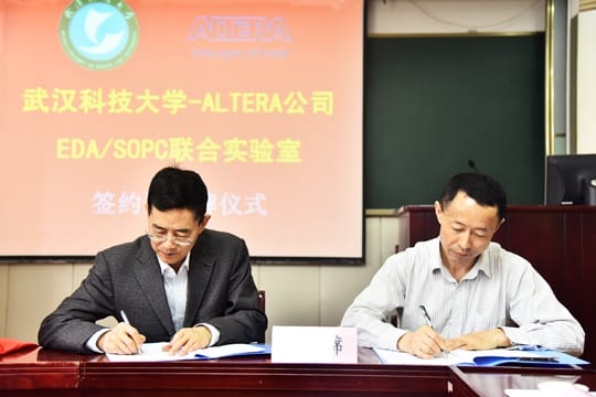 吳懷宇副校長與陳衛(wèi)中經(jīng)理分別代表協(xié)議雙方在聯(lián)合實驗室協(xié)議書上簽字